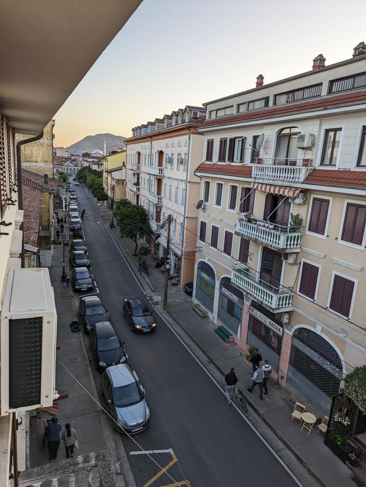 Tias Hostel Shkoder Bagian luar foto