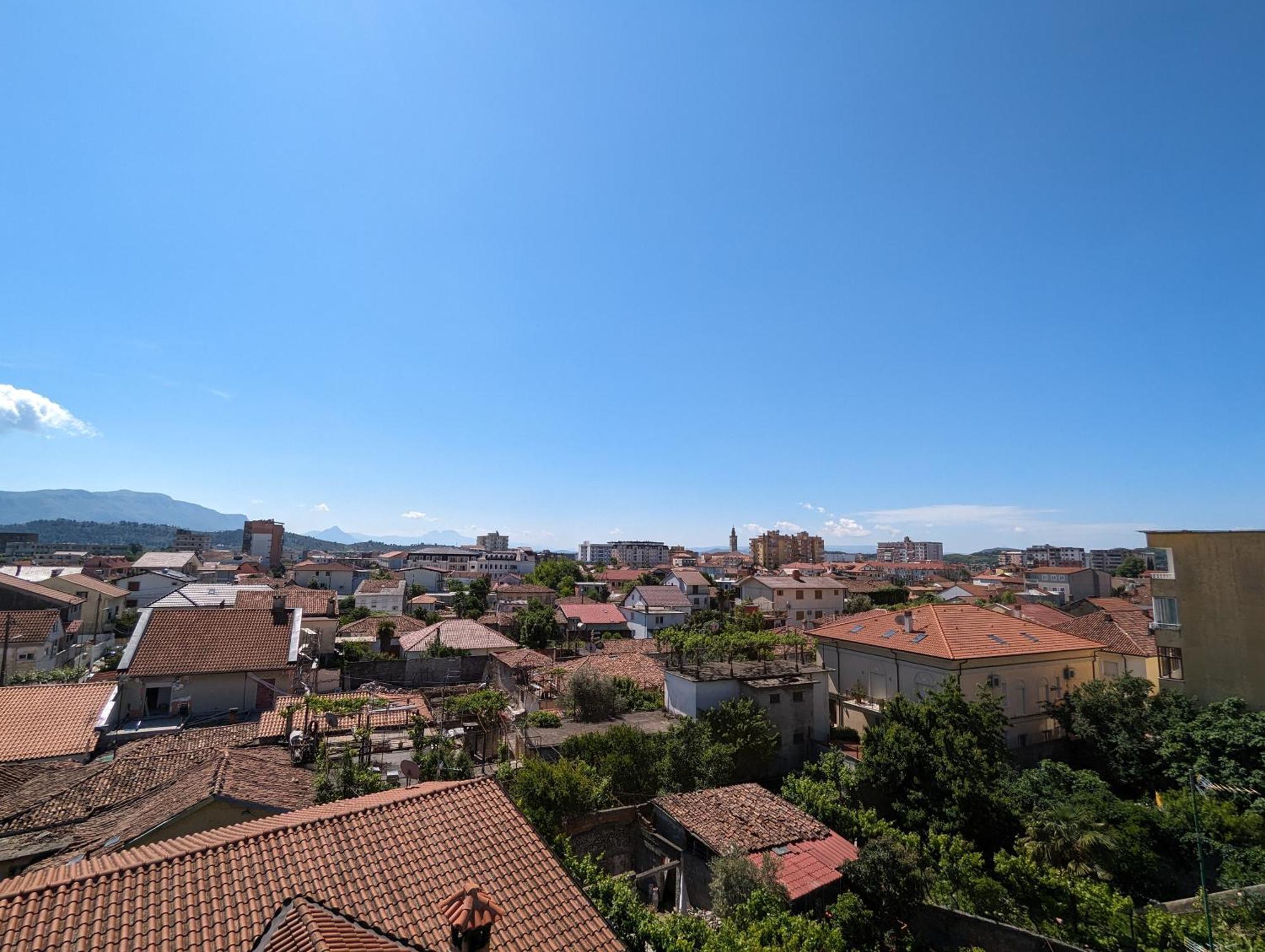 Tias Hostel Shkoder Bagian luar foto