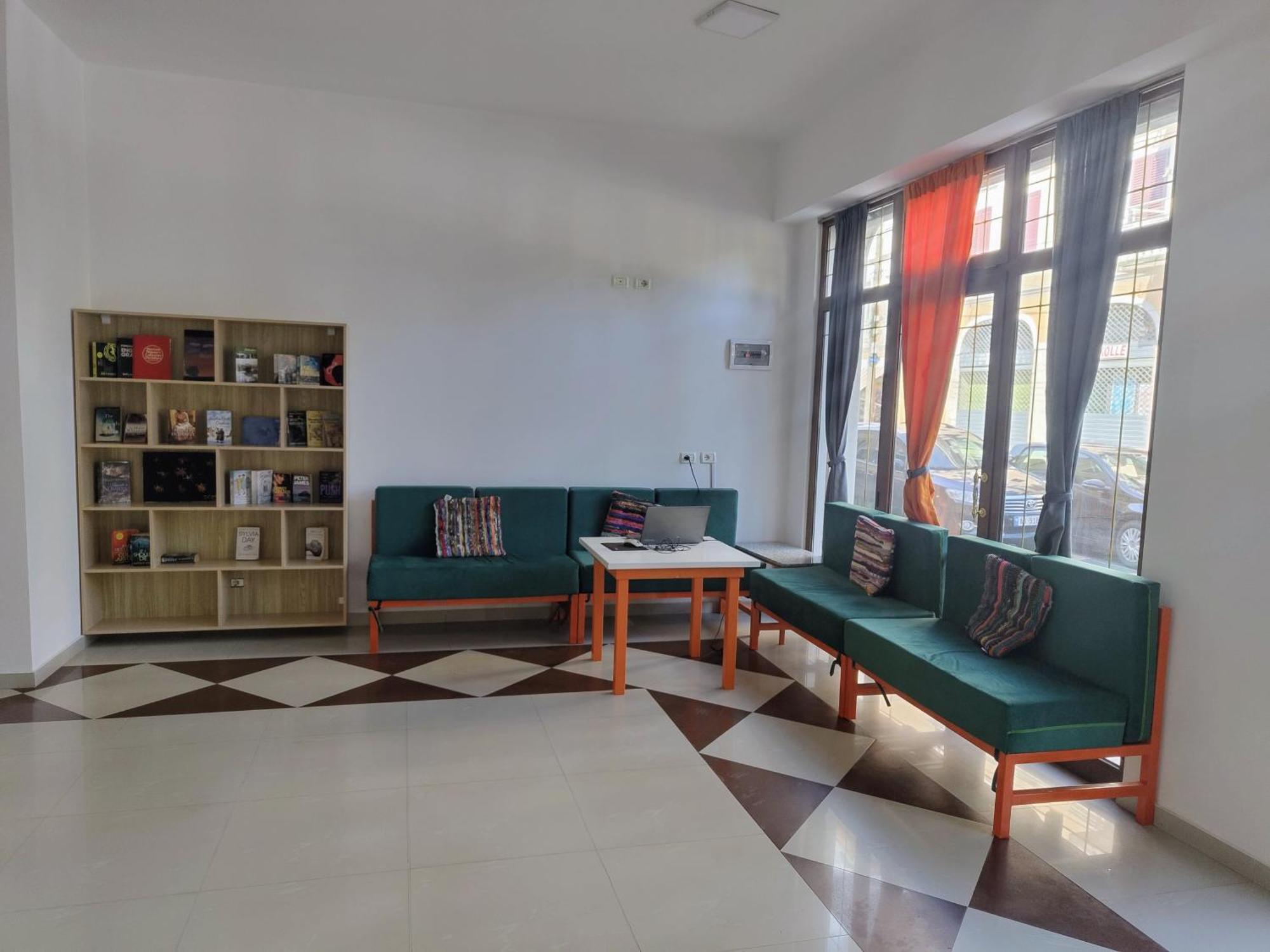 Tias Hostel Shkoder Bagian luar foto